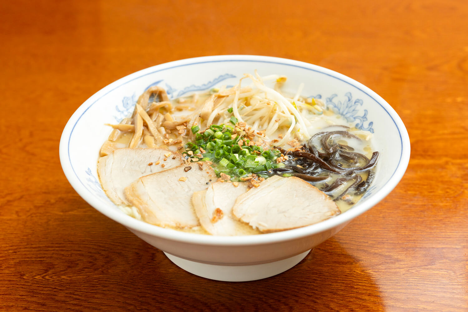 標準的「國王拉麵」800日圓。 麵條煮得很徹底，考慮到了與湯的搭配。