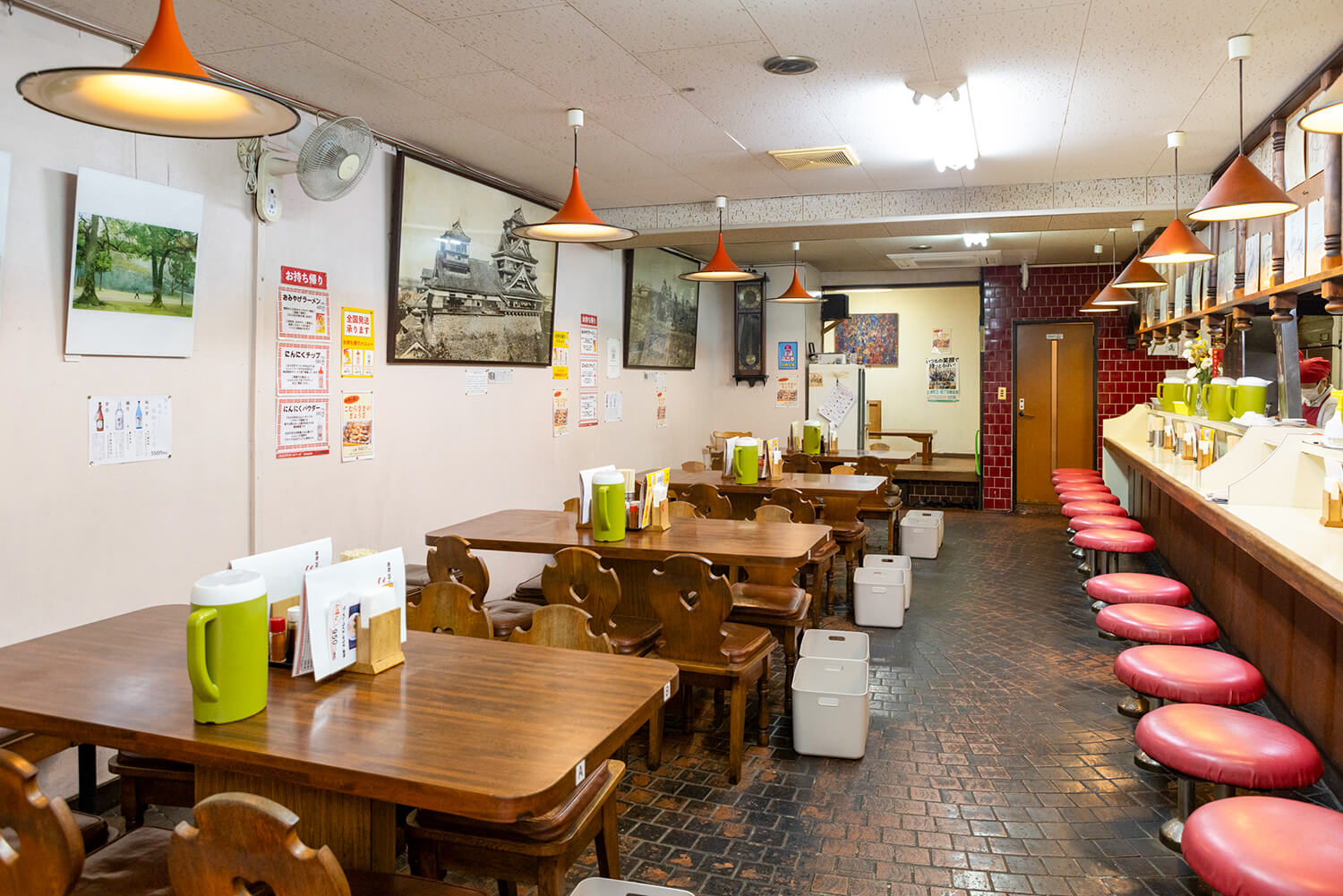 除了吧台座位和桌子座位外，後面還有一個稍微高起的榻榻米房間