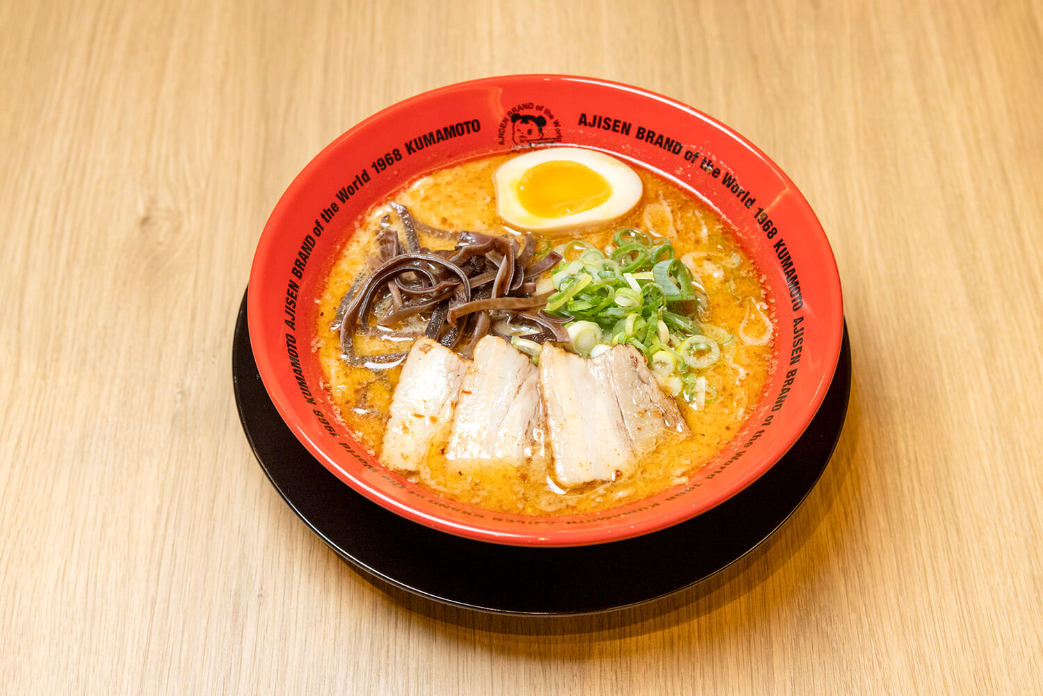 經典的「味千拉麵」860日圓。 此外，還有重現創業時味道的「復刻拉麵」900日元