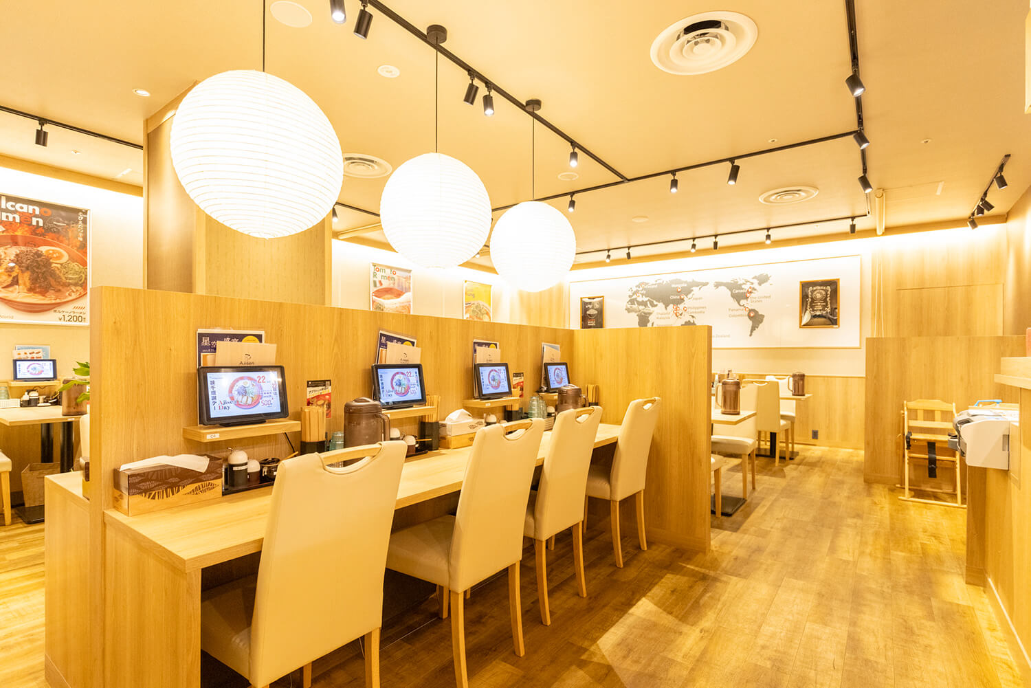 由於地理位置，外國貴賓眾多，每個座位都配有平板以便點餐。