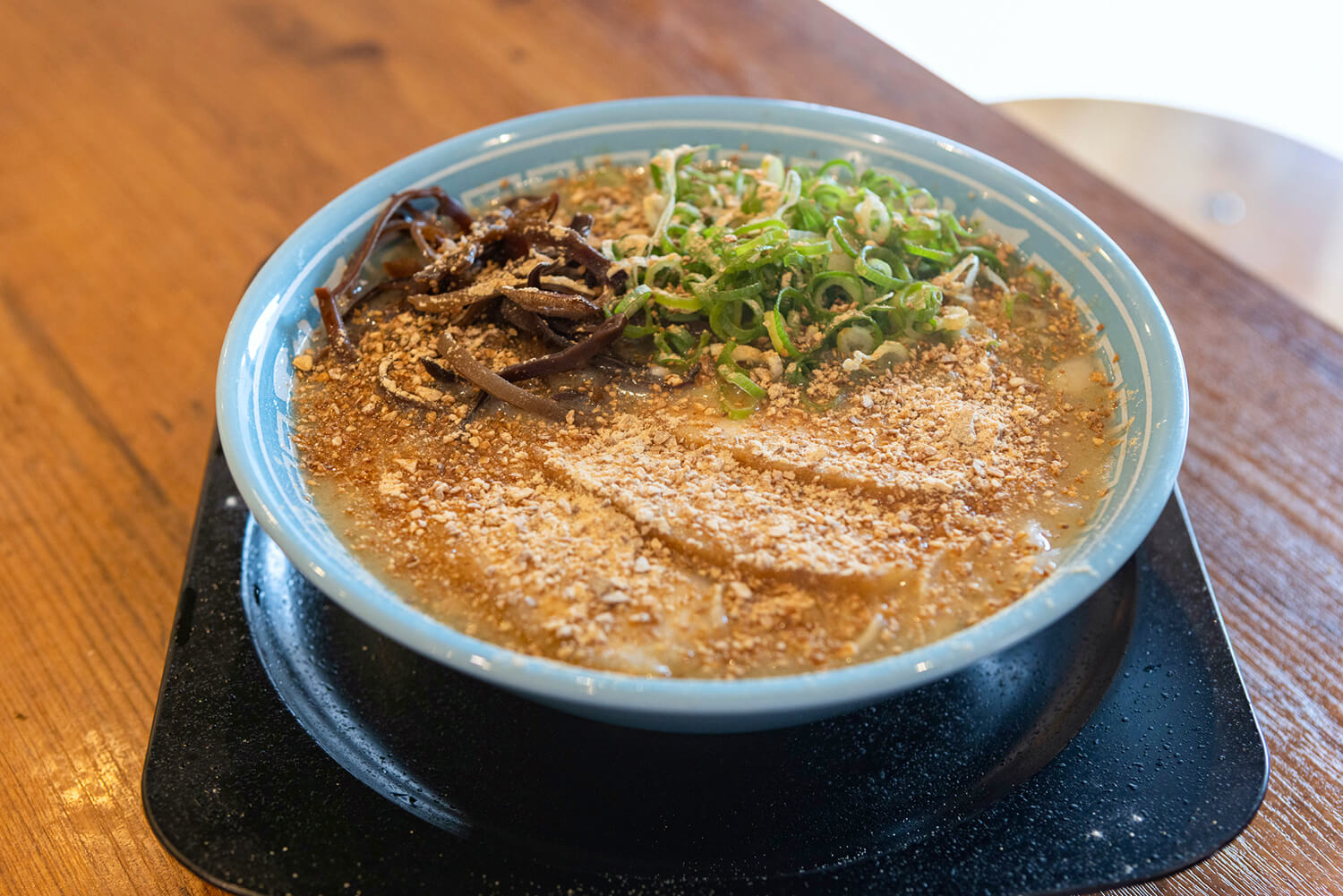 「拉麵」900日圓。 撒上大量的烤大蒜，這樣你就看不到最後的麵條了