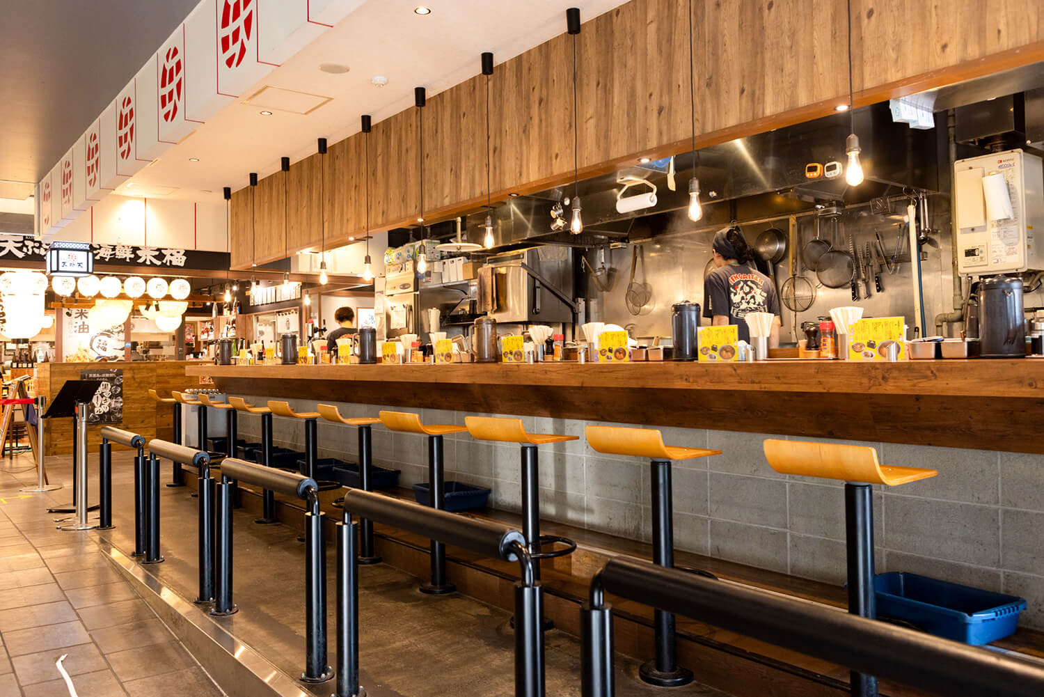 店內只有13個座位的吧台。 桌上有蒜味醬油漬和紅薑拉麵