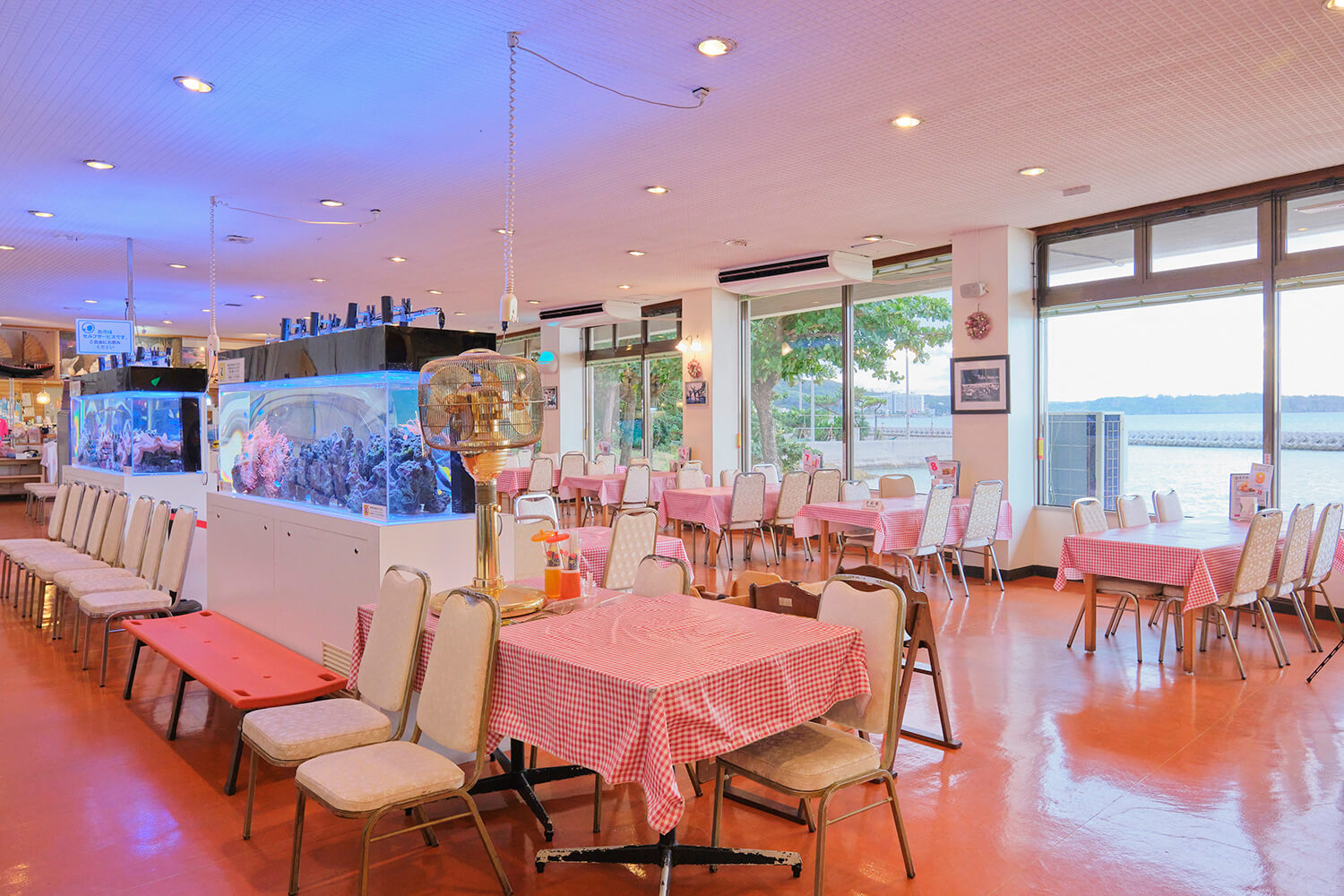 店內裝潢以紅白格紋桌布為特色，給人留下了深刻的印象。 空間寬敞，推著嬰兒車也很容易進入