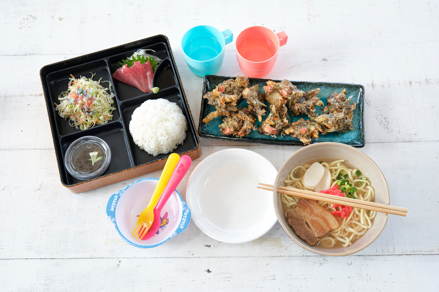 「沖繩蕎麥麵套餐」含生魚片、沙拉、豆醋和朝湯，售價900日圓，「水天」售價600日圓