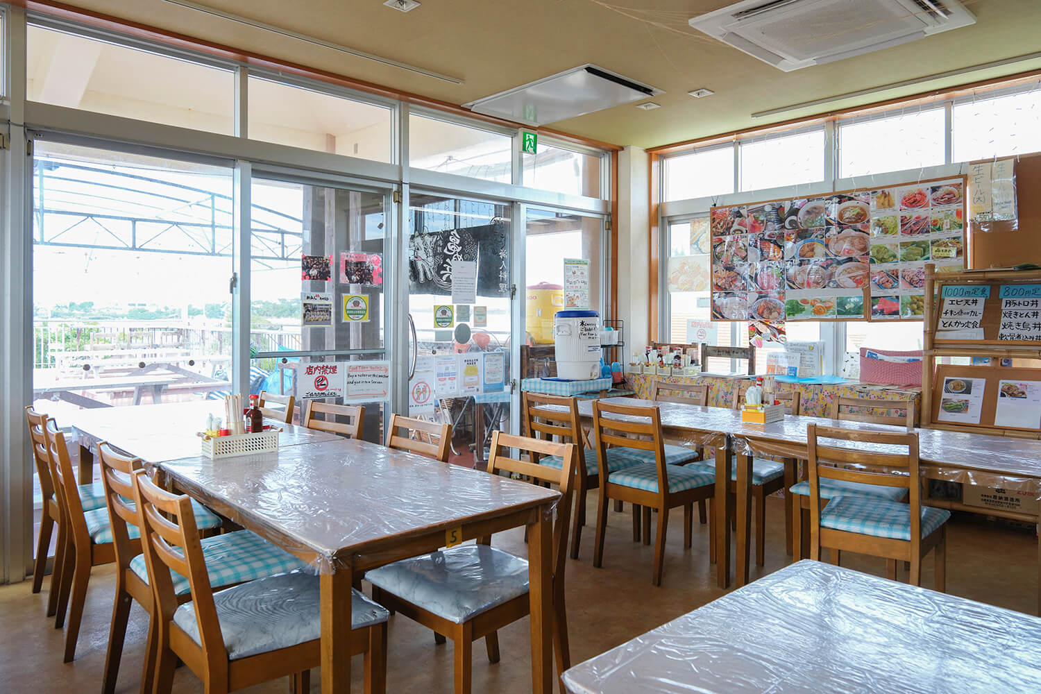 點餐以食券為準。 進入店內後，從自動售票機上選擇菜單。