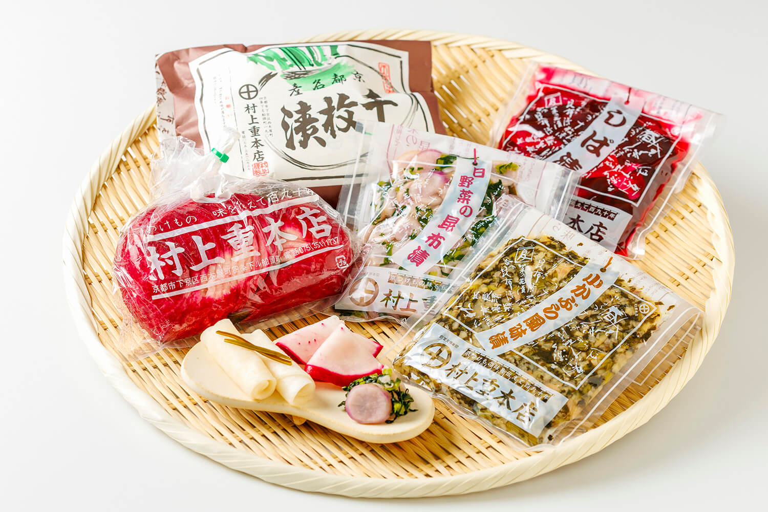 冬季限定的特產「千枚漬」、全年供應的「柴泡飯」、「小鏑風味的泡菜」以及各種時令泡菜等。
