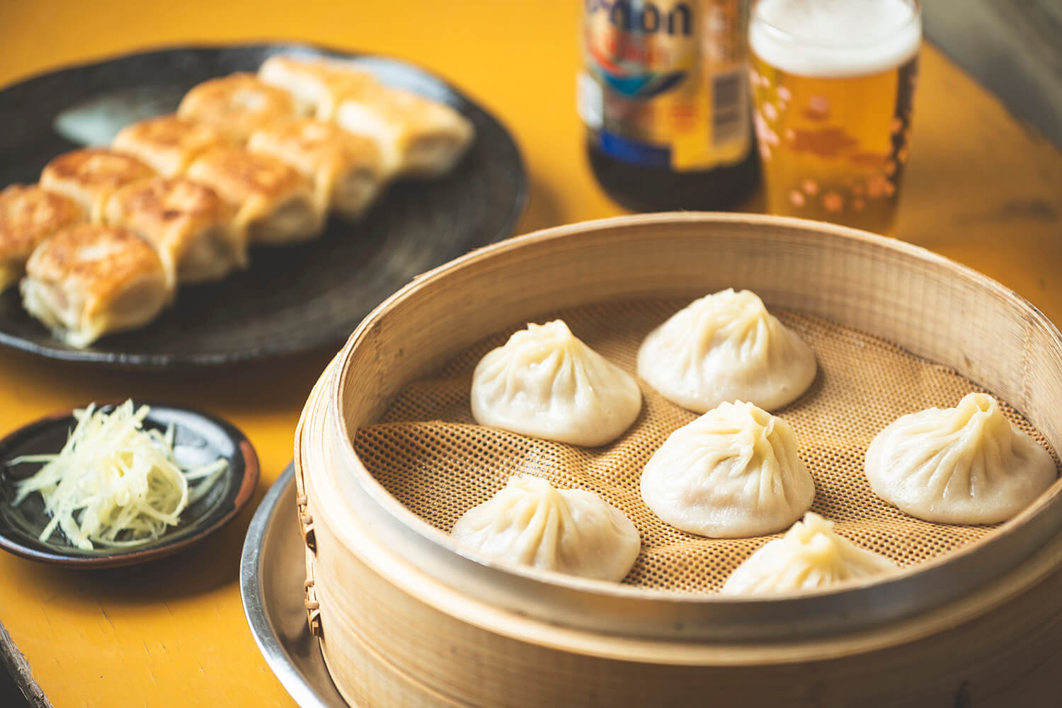 「煎餃子（10個）」770日圓、「小籠包（6個）」825日圓