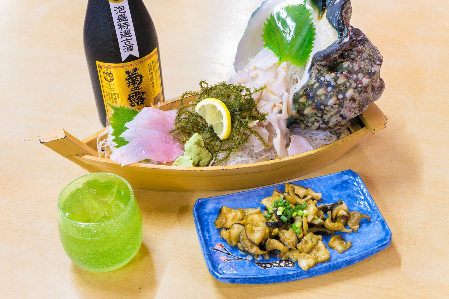 您可以訂購“Me Bai 和夜光蛤蜊生魚片”和“夜光蛤蜊大蒜黃油烤”，這些都可以通過升降系統訂購。