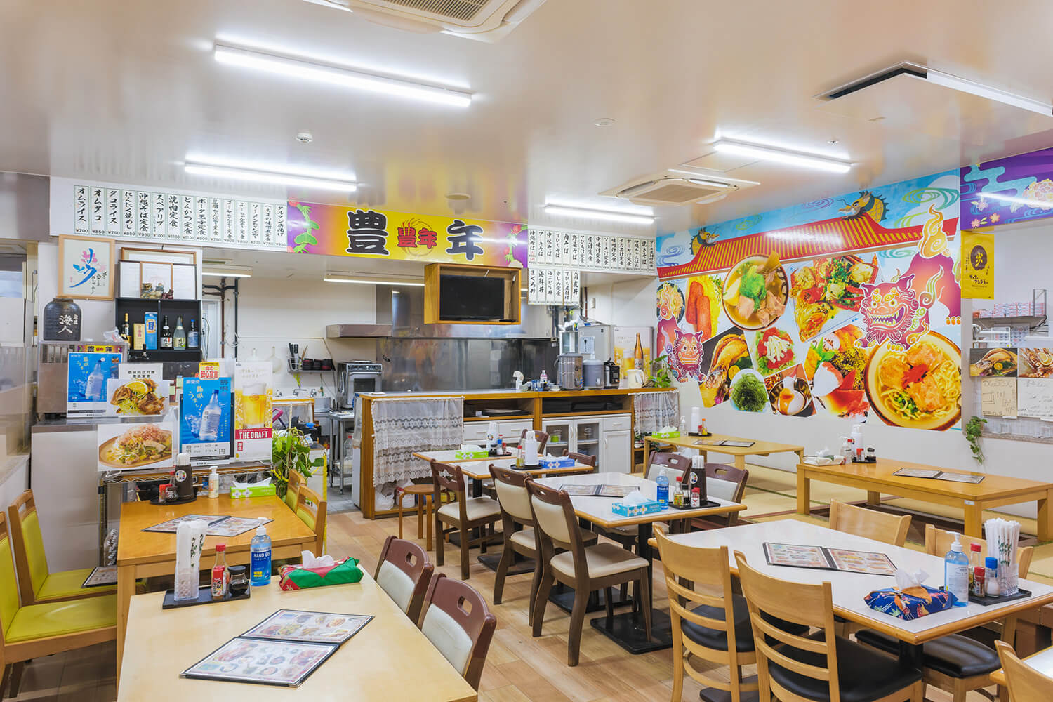 晚餐時間，這裡擠滿了遊客和當地顧客