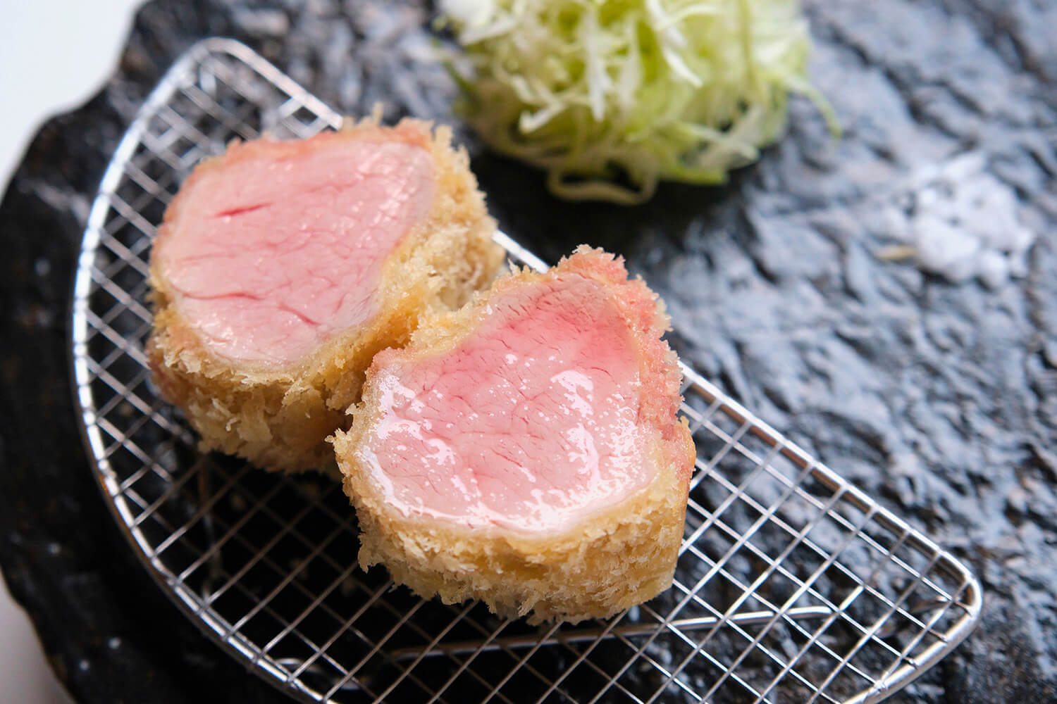 夏多布里昂是晚餐套餐中可以享用的稀有部分。 美麗的淺粉色橫截面勾起您的食慾