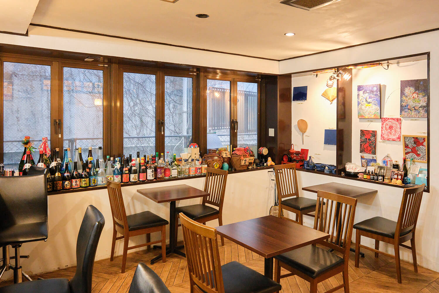 店內氛圍舒適。 除了吧台和桌子外，還有包廂座位，您可以放鬆身心