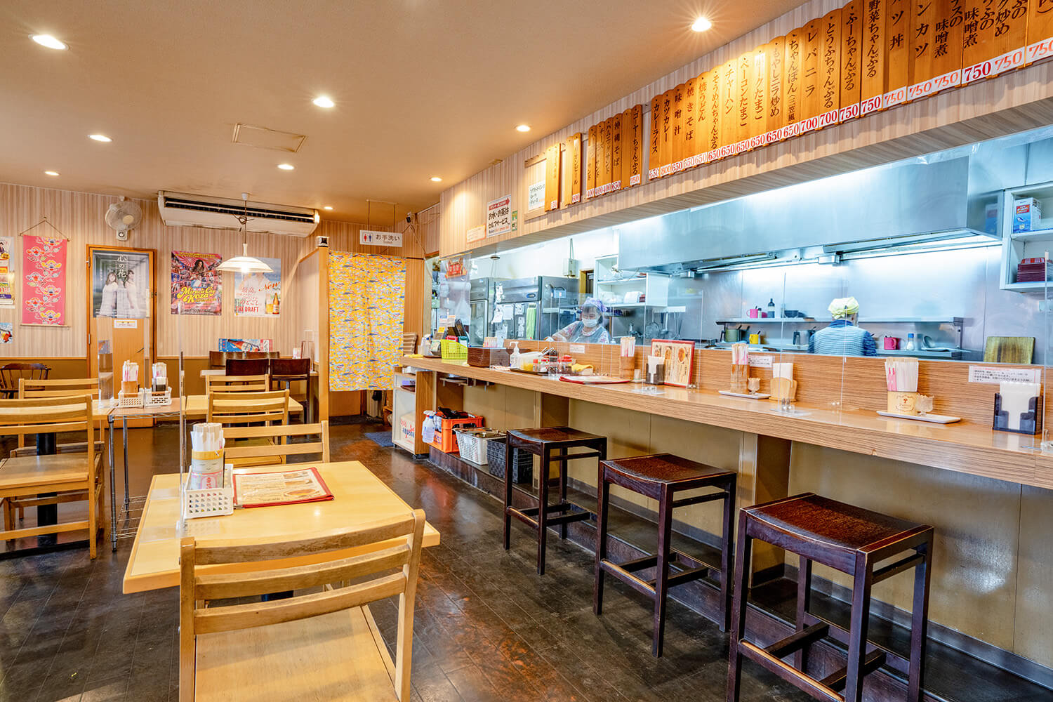 有桌子座位和吧台座位，所以即使是一個人也可以毫不猶豫地使用。