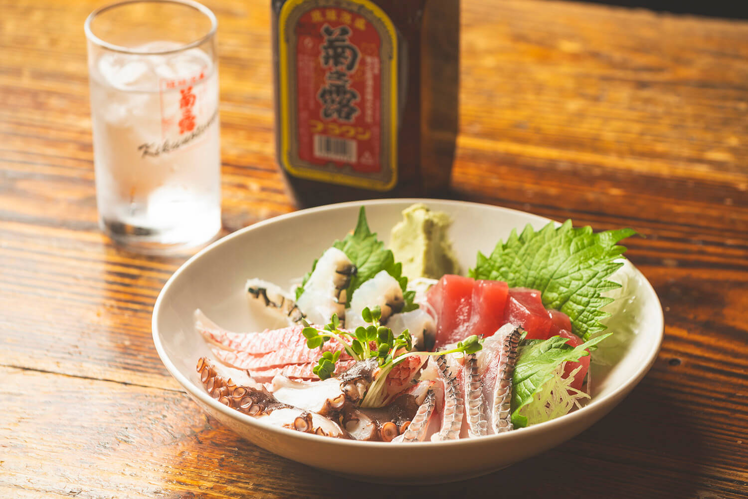 「刺身拼盤（兩人份）」JPY1760。 照片上有鮪魚、紅魚、鰤魚、藍鯛魚、條紋章魚五種