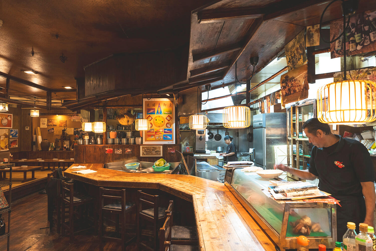 有吧台座位和榻榻米座位，適合一個人或團體使用