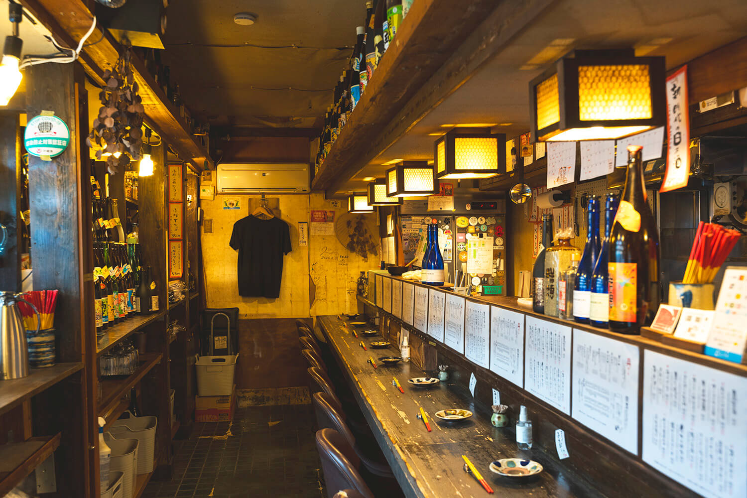 店內一樓只有吧台座位。 二樓有榻榻米座位，可以在榻榻米上悠閒地休息