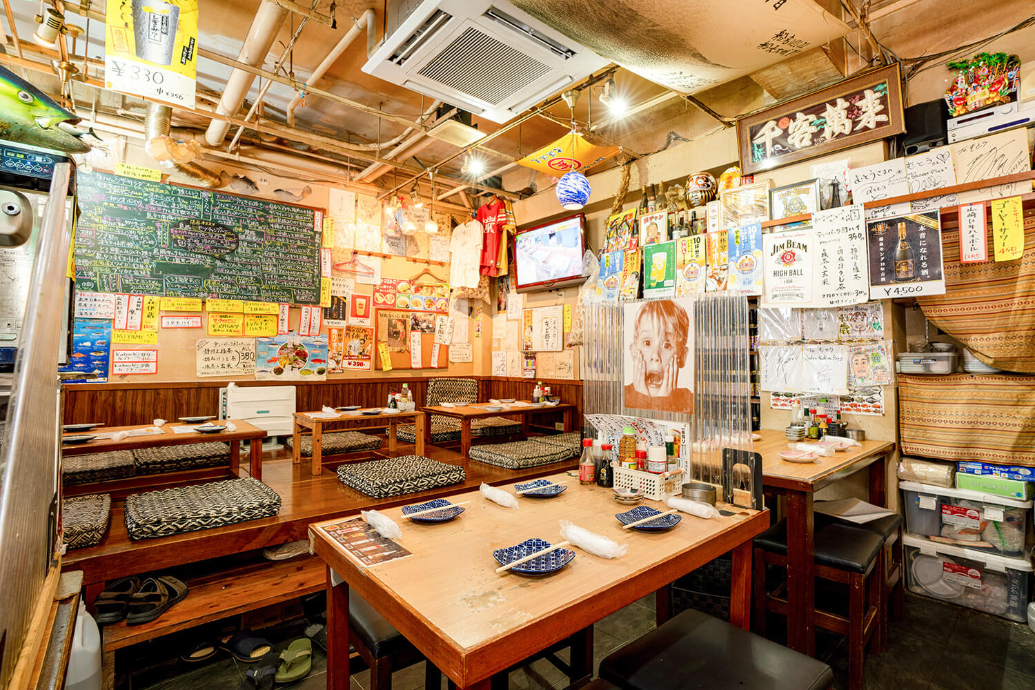 店裡總是擠滿了客人。 除了桌子座位和榻榻米座位外，還有吧台座位