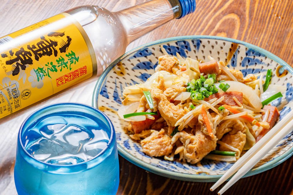 4 人推薦了那霸的居酒屋，當地人也常去。 享受沖沖繩料理，配上酒精