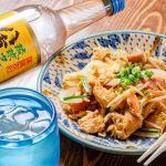 4 人推薦了那霸的居酒屋，當地人也常去。 享受沖沖繩料理，配上酒精