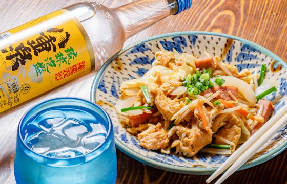 4 人推薦了那霸的居酒屋，當地人也常去。 享受沖沖繩料理，配上酒精