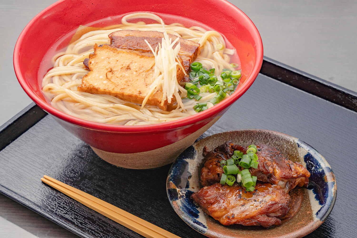 「沖繩蕎麥麵」780日圓，「燒軟骨燒烤」350日圓