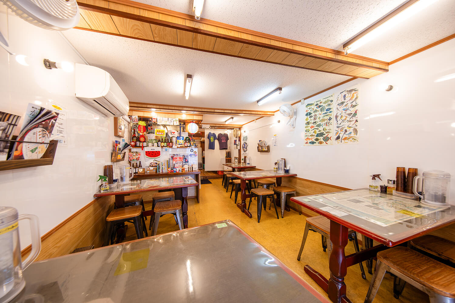 店內以桌子座位為主。 1958年創立的睦見食道時代的支柱依然存在，可以感受到當時的遺跡