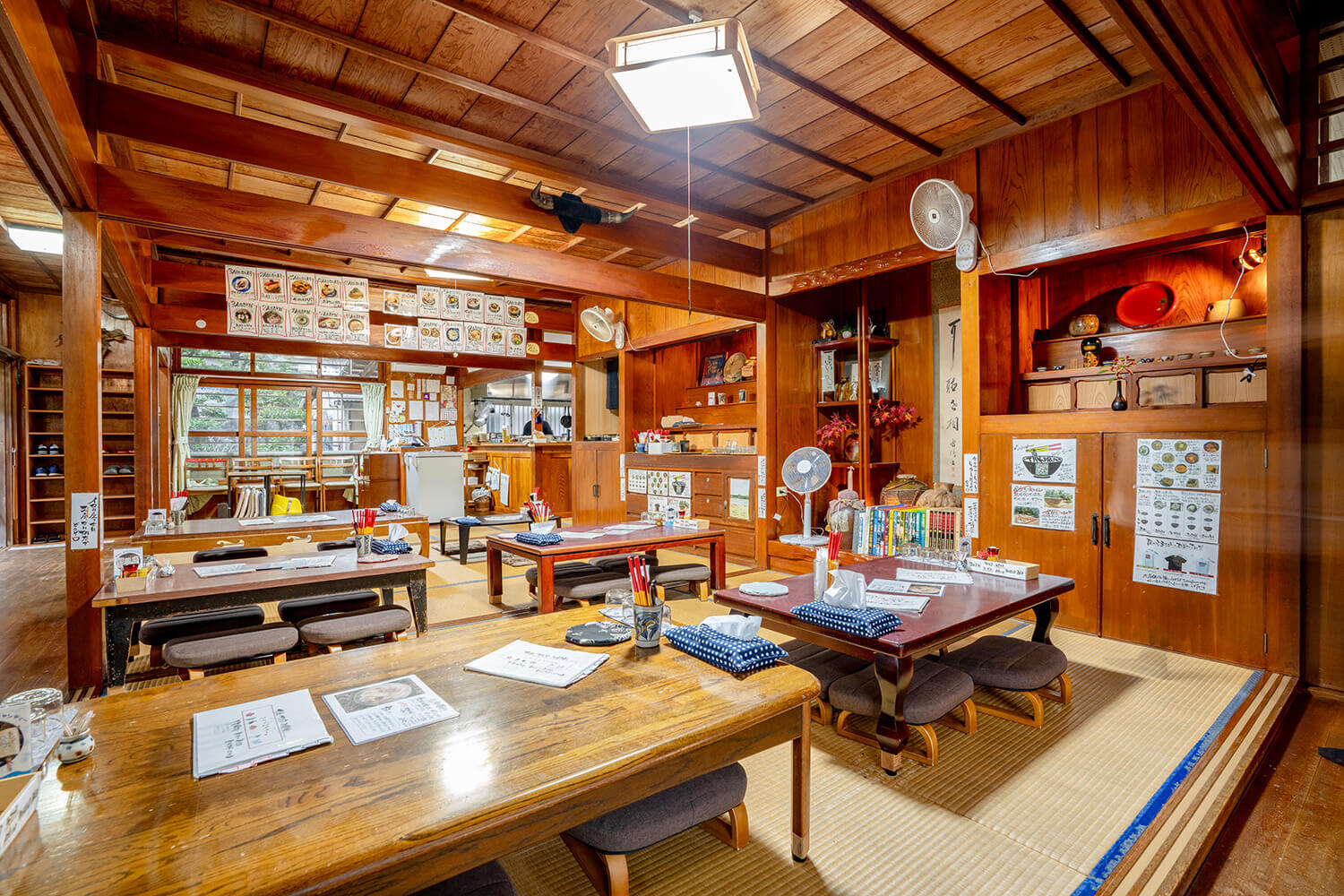 在舒適的榻榻米座位後面，有一個以吧台座位為中心的現代空間，您可以在這裡享受不同的氛圍