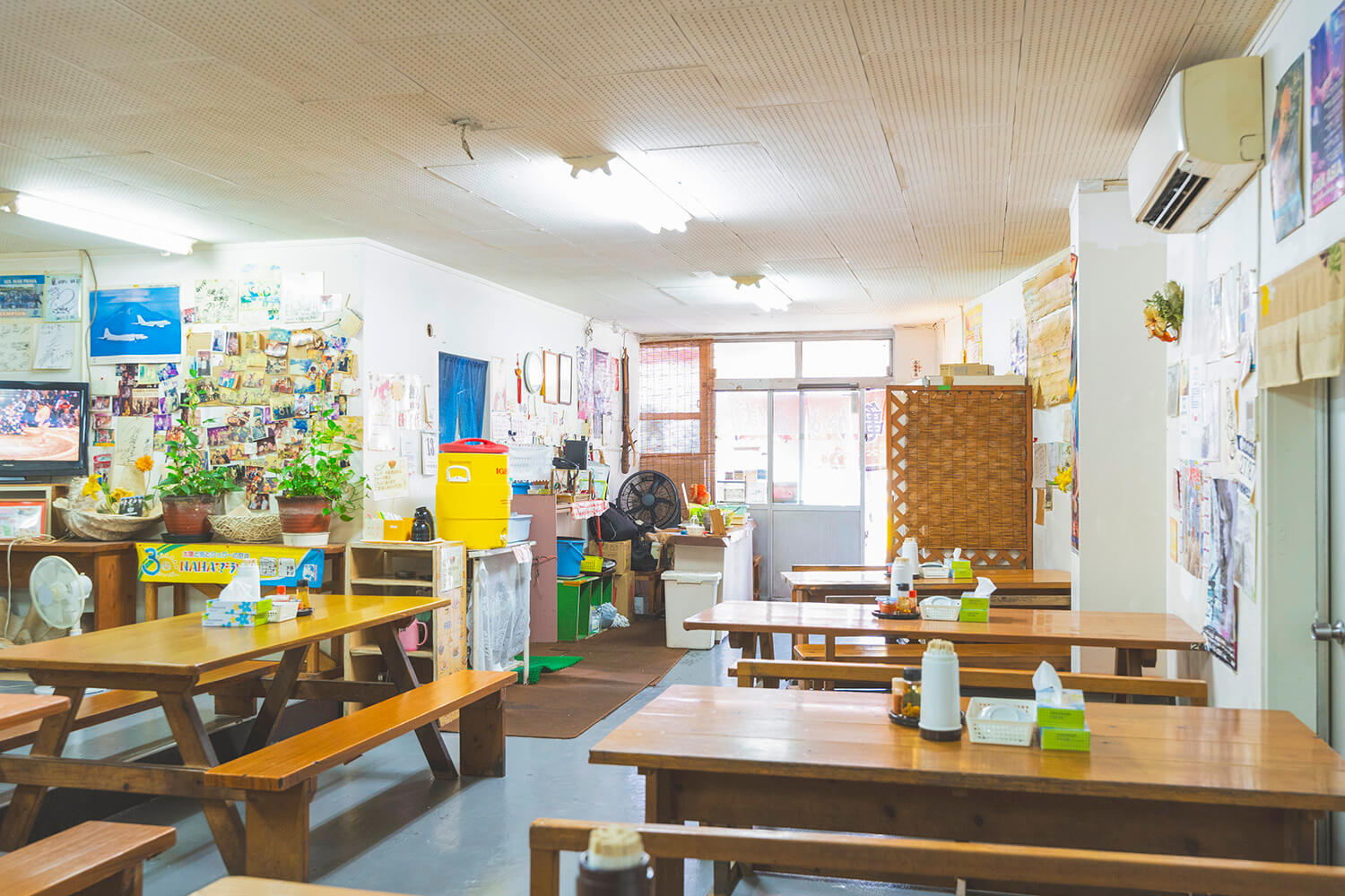 店內裝潢充滿了家常風情。 牆上掛滿了名人親筆簽名的彩紙