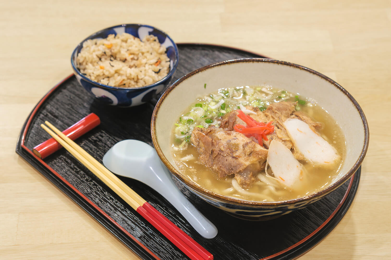 「南骨蕎麥麵配壽司」900日圓