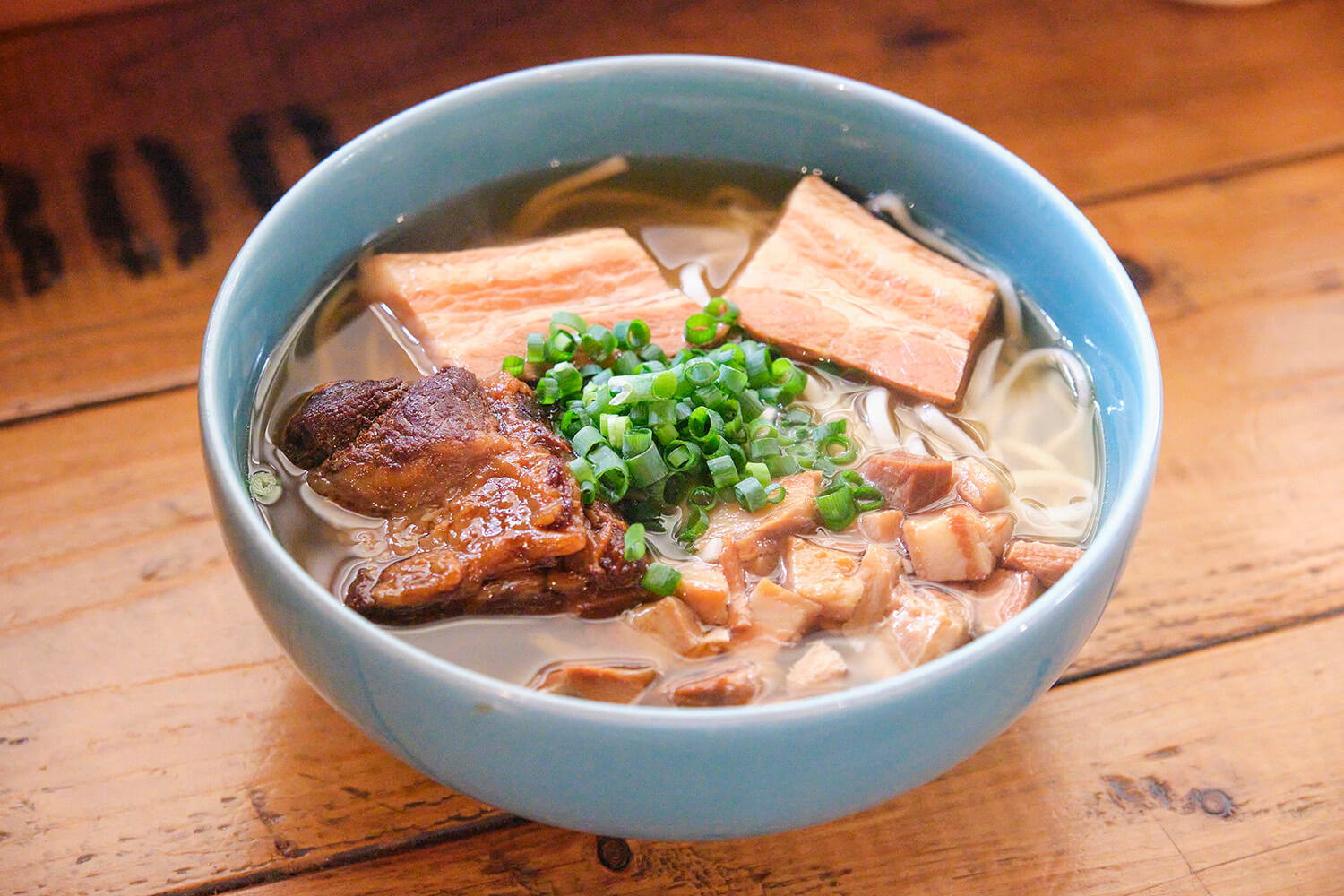 可以同時享用三種肉類的豐盛「BUNBUN蕎麥麵」