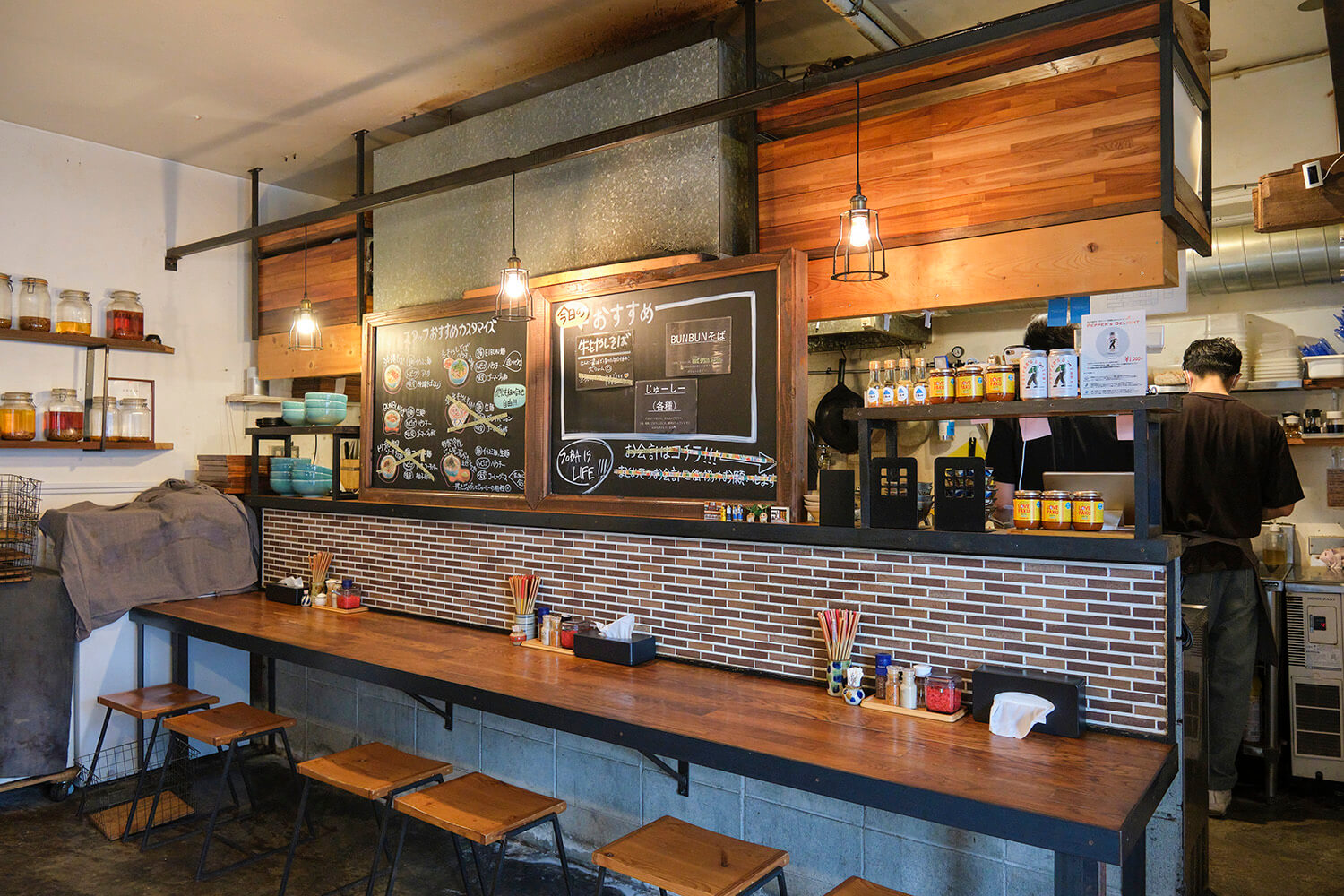 有桌子座位和吧台座位，很多人一個人來