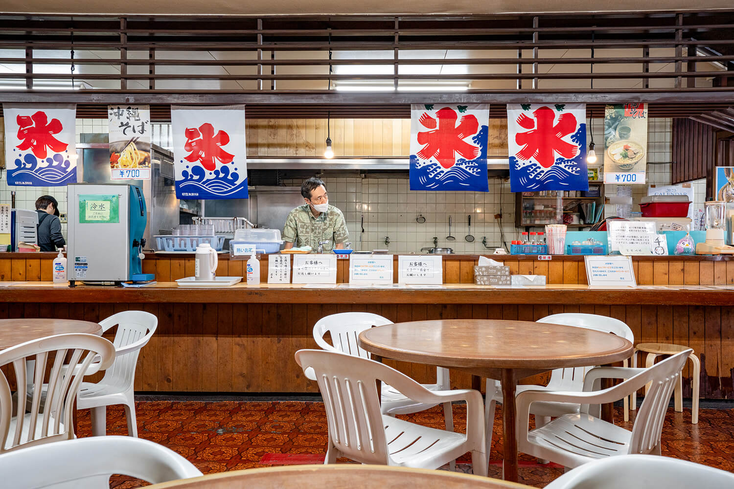 店內充滿當地風情。 許多人與父母、子女和孫子一起跨代參觀