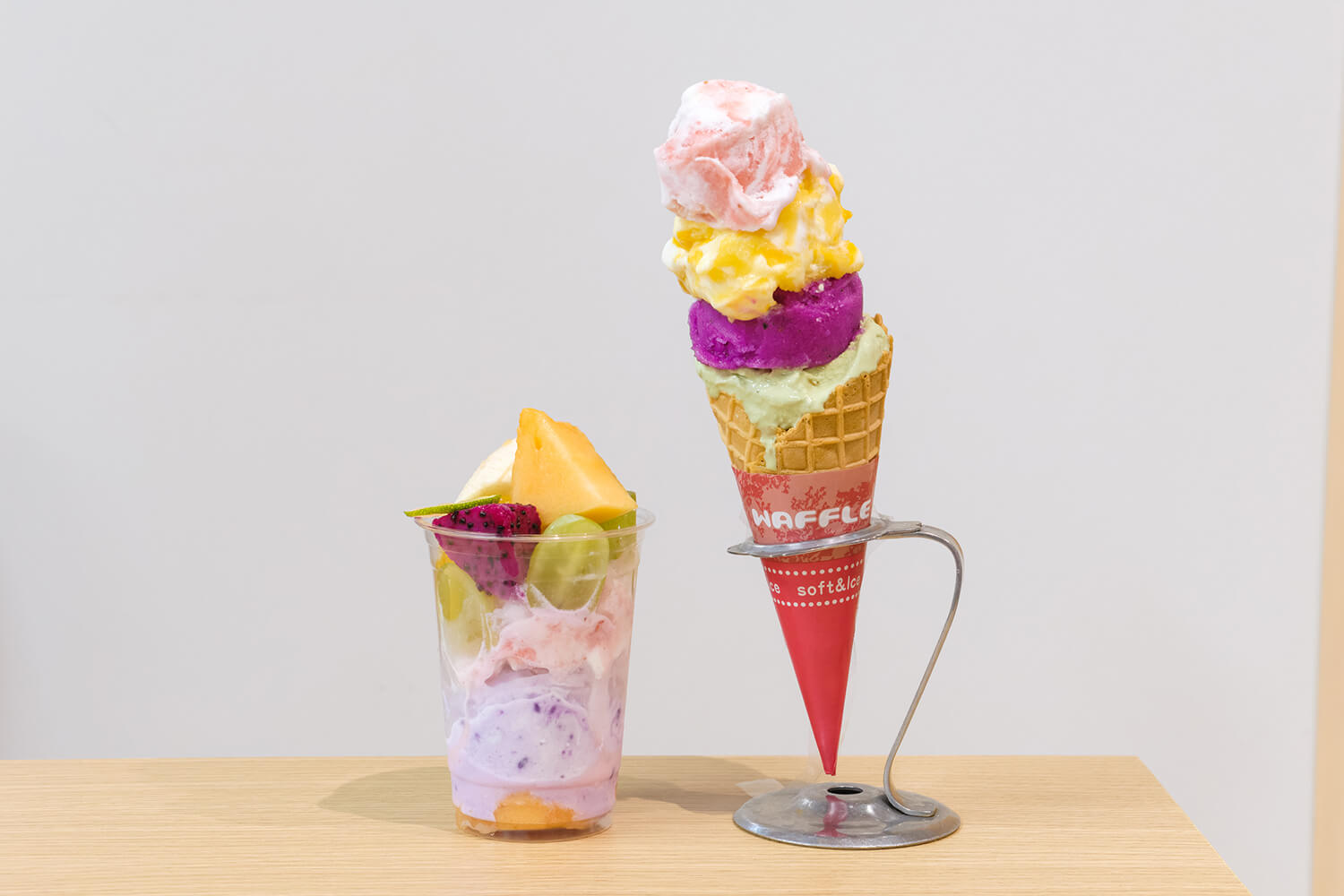 可以品嚐到3種冰淇淋和水果的「杯3」800日圓、「新鮮水果冰淇淋（4層，甜筒）」700日圓
