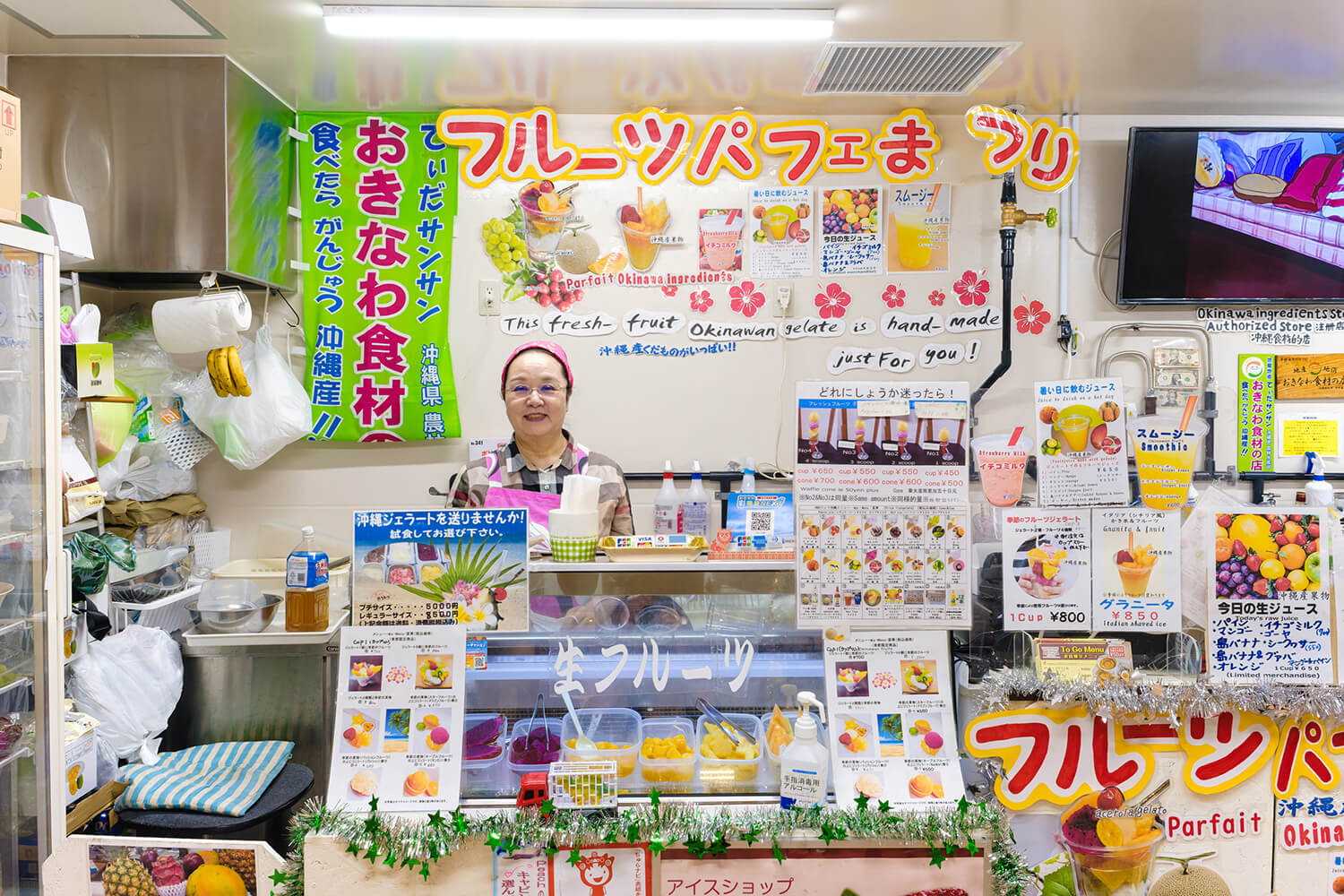 許多回頭客來到店裡，期待與店主夫婦交談。 還有用餐區