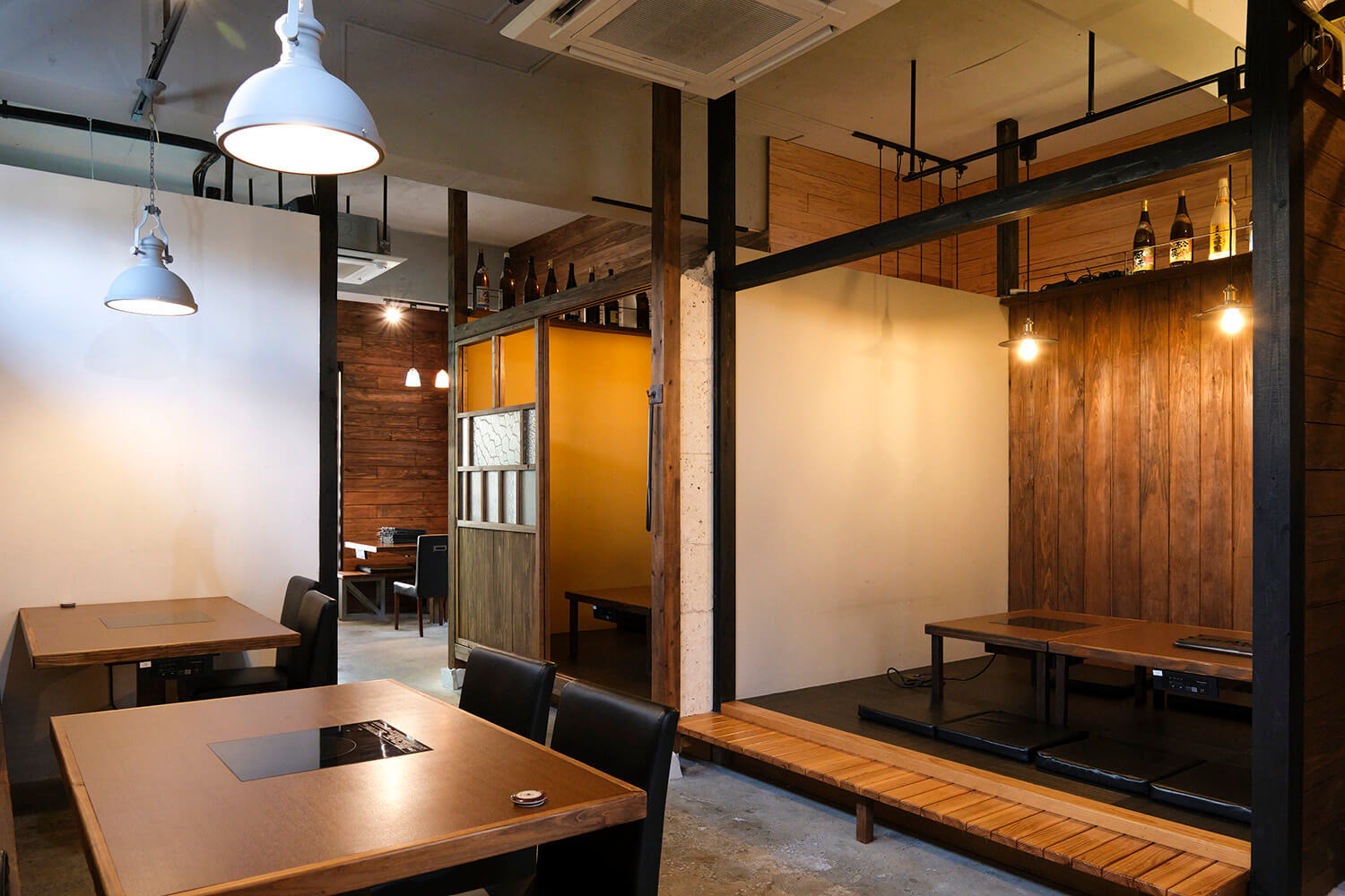 店內裝潢溫馨，像是琉球古民家的風格。 除了桌席外，還有半私人包廂的榻榻米座位，您可以悠閒地享受