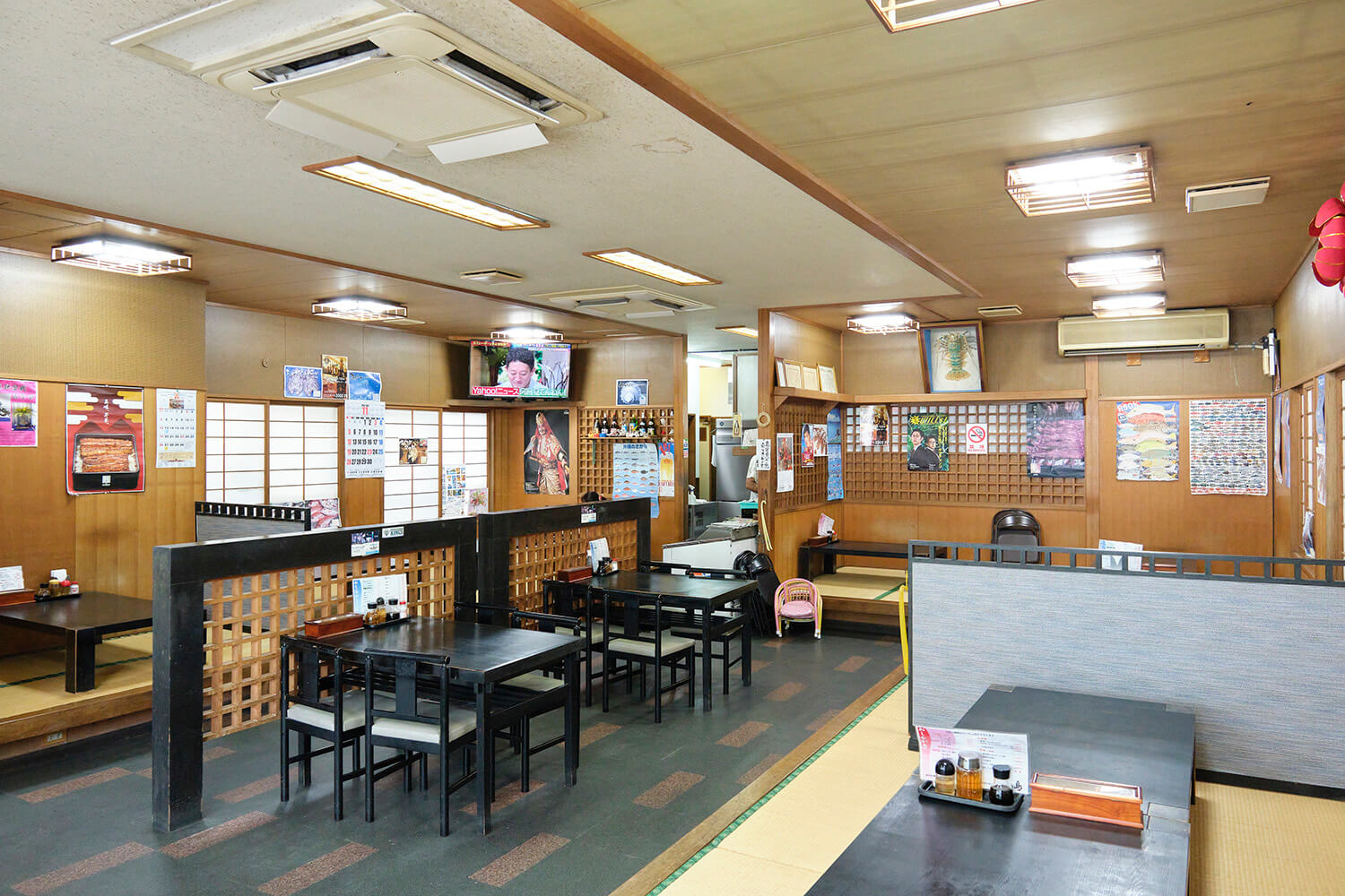 晚餐和午餐時間，這裡擠滿了當地人和遊客