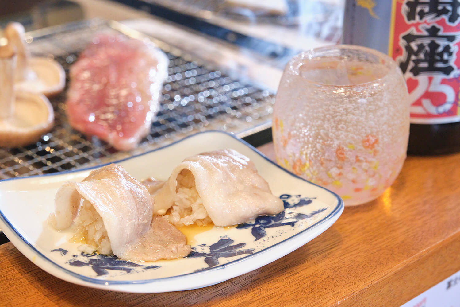 「阿古豬肉5種拼盤（2人份）」JPY3630。 炭火涮涮鍋搭配磨碎的鬼，口感清爽。