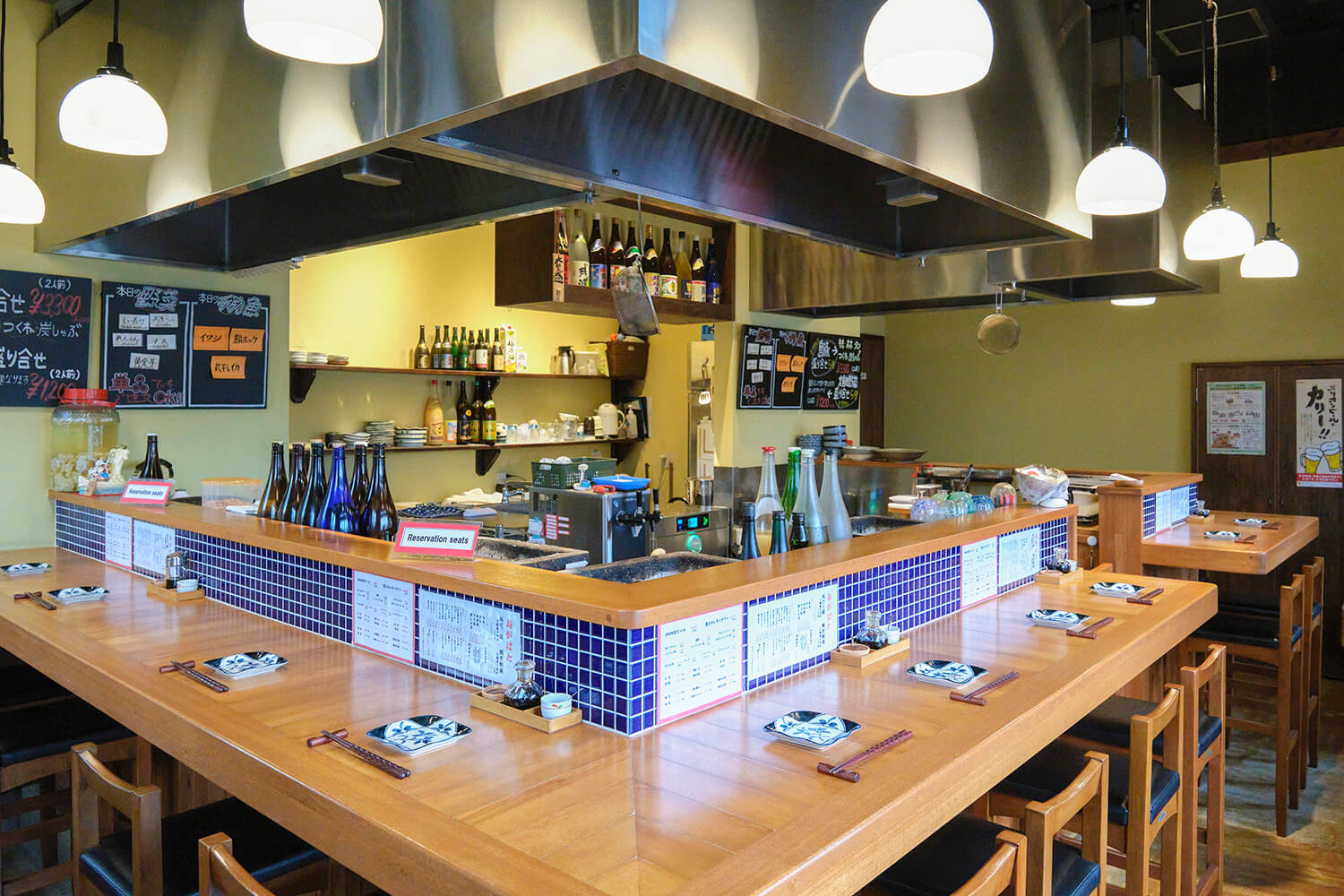 店內空間狹小，給人一種溫馨的氛圍。