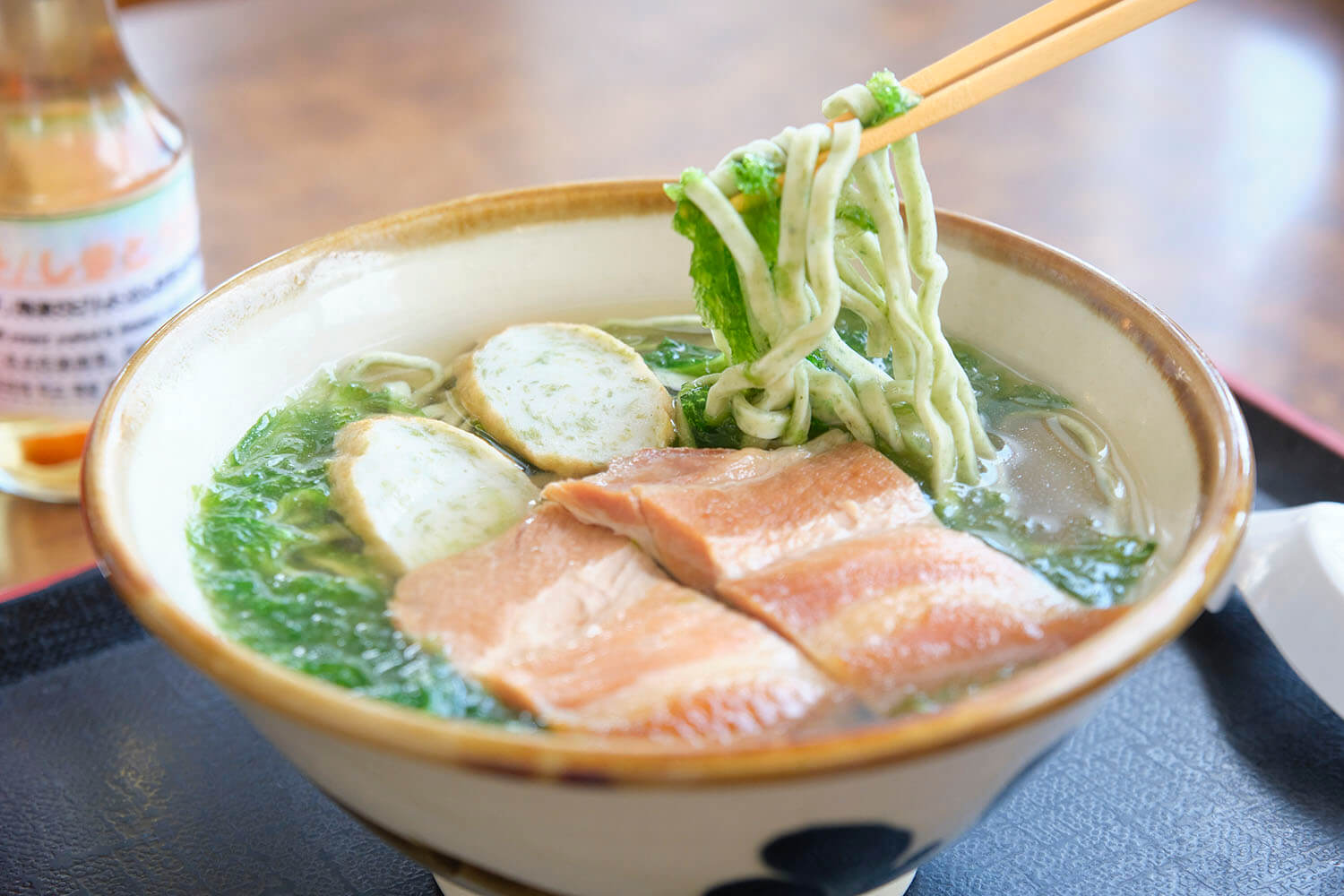 「淺沙蕎麥麵（中間）」JPY1000。 另外要注意用沖沖繩土製成的馬會（沖沖繩方言的碗）