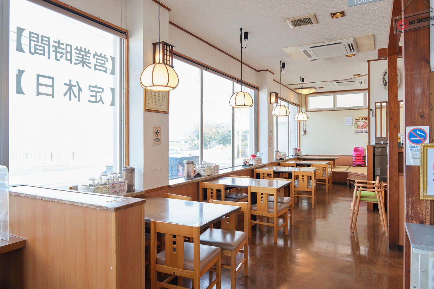 除了吧台和桌子外，還有榻榻米座位。 還提供兒童椅，推薦給有孩子的家庭。