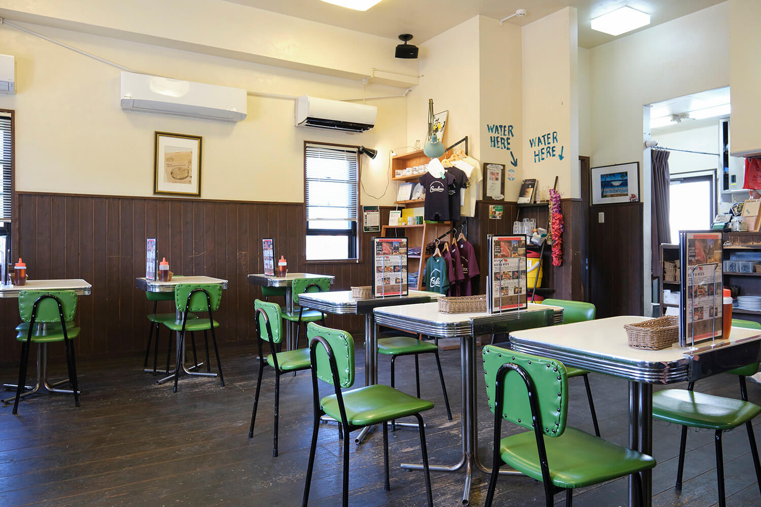 店內充滿了夏威夷音樂。 氛圍讓人想起老式的美式餐廳