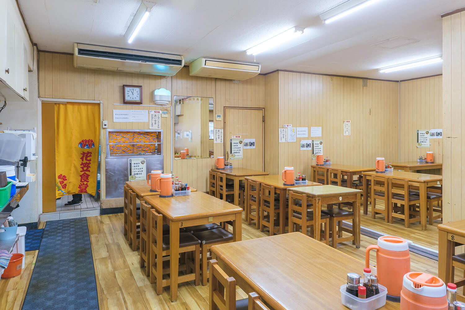 當地客人很多，店裡充滿了當地風情。 有桌子座位和榻榻米座位，可以伸展雙腿放鬆身心