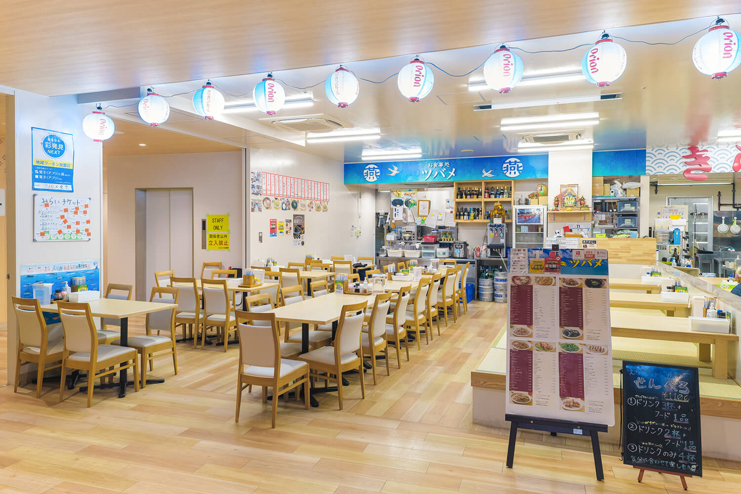 這家店位於第一牧志公設市場的二樓。 您可以在桌子或榻榻米座位上放鬆身心