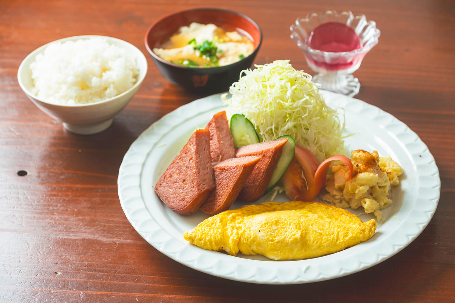 「每日定食（豬肉和蛋）」700日圓。 日替定食附飯、湯碗和甜點，非常划算。