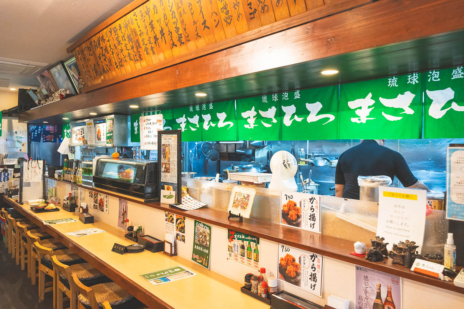 除了桌子外，還有吧台座位，即使是一個人也可以輕鬆參觀。 注意老式的手寫菜單