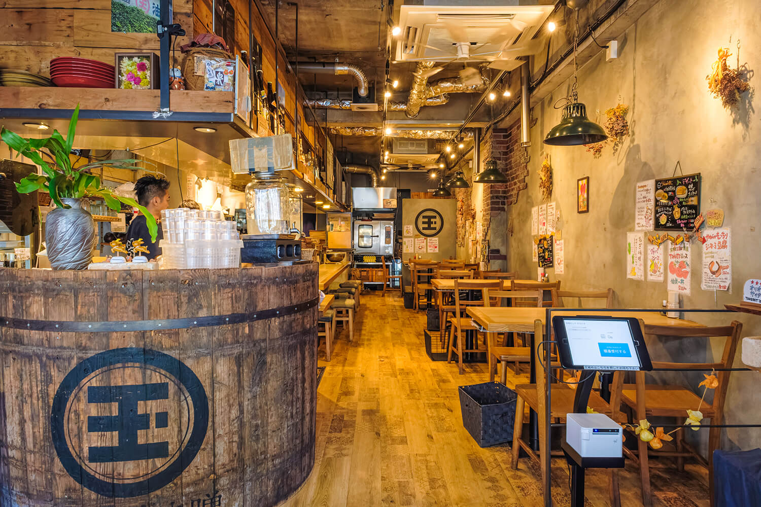 有桌子座位和吧台座位，可以在溫暖的燈光下悠閒地享受