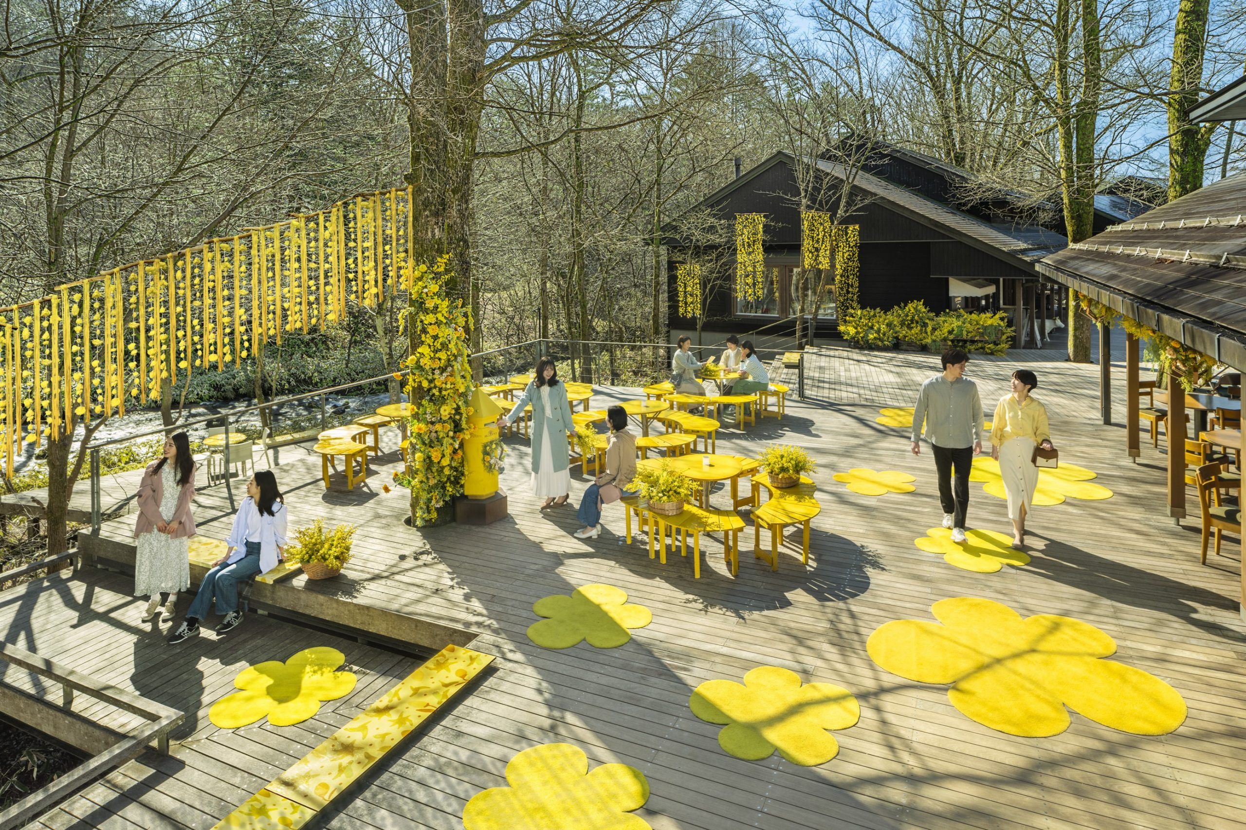 木甲板裝飾著黃色花簾和參與式花藝