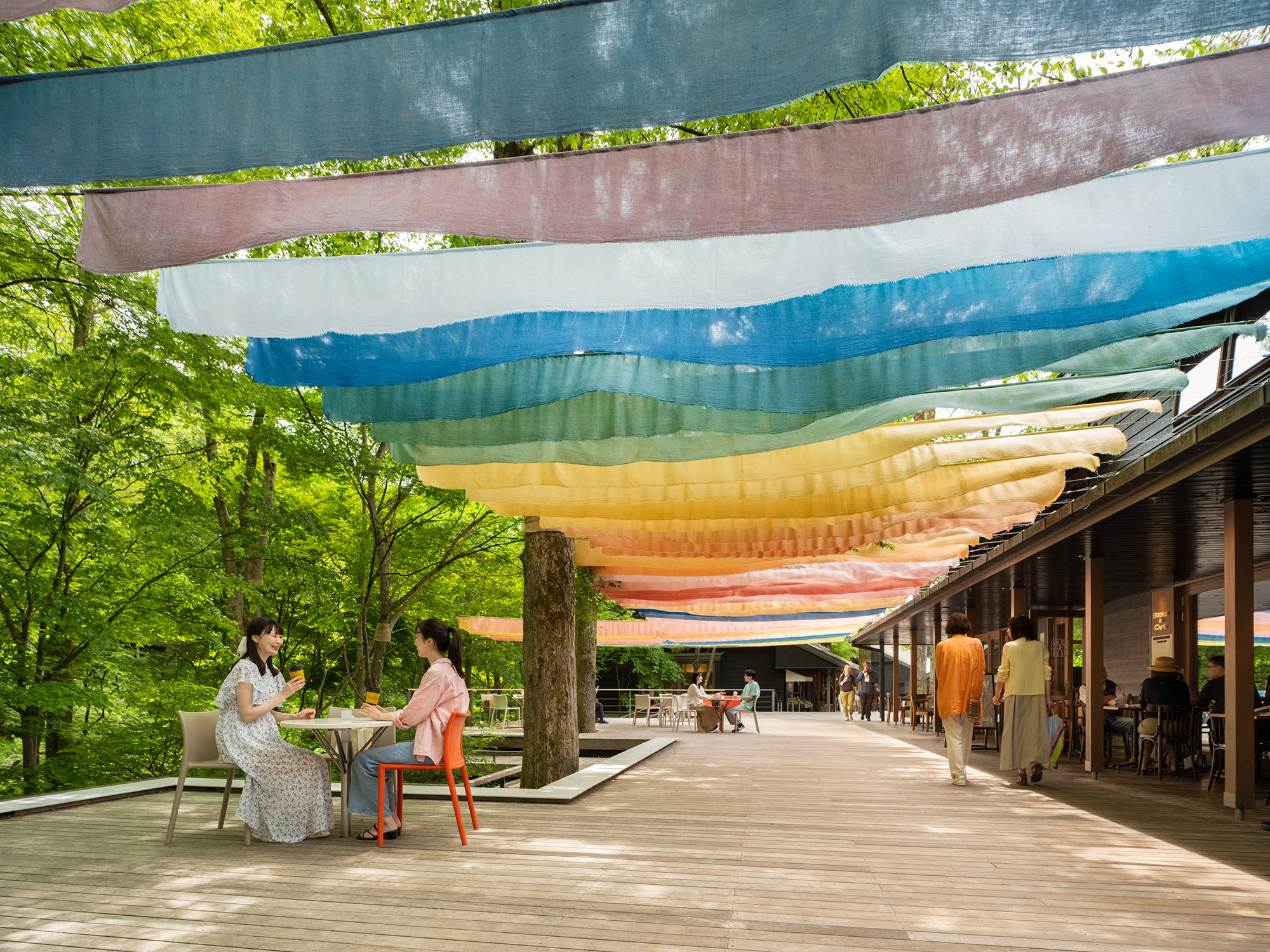  100 colors of linens dyed with plants and trees representing Karuizawa's four seasons decorate the terrace.