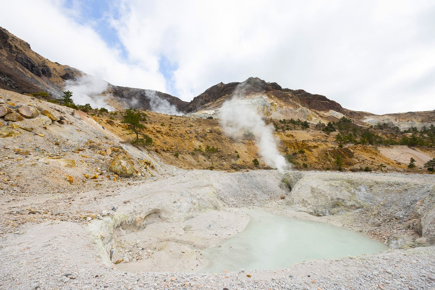 伽藍山的火山口。 從火山口前的廣場可以看到廣闊的塚原高原和由布山
