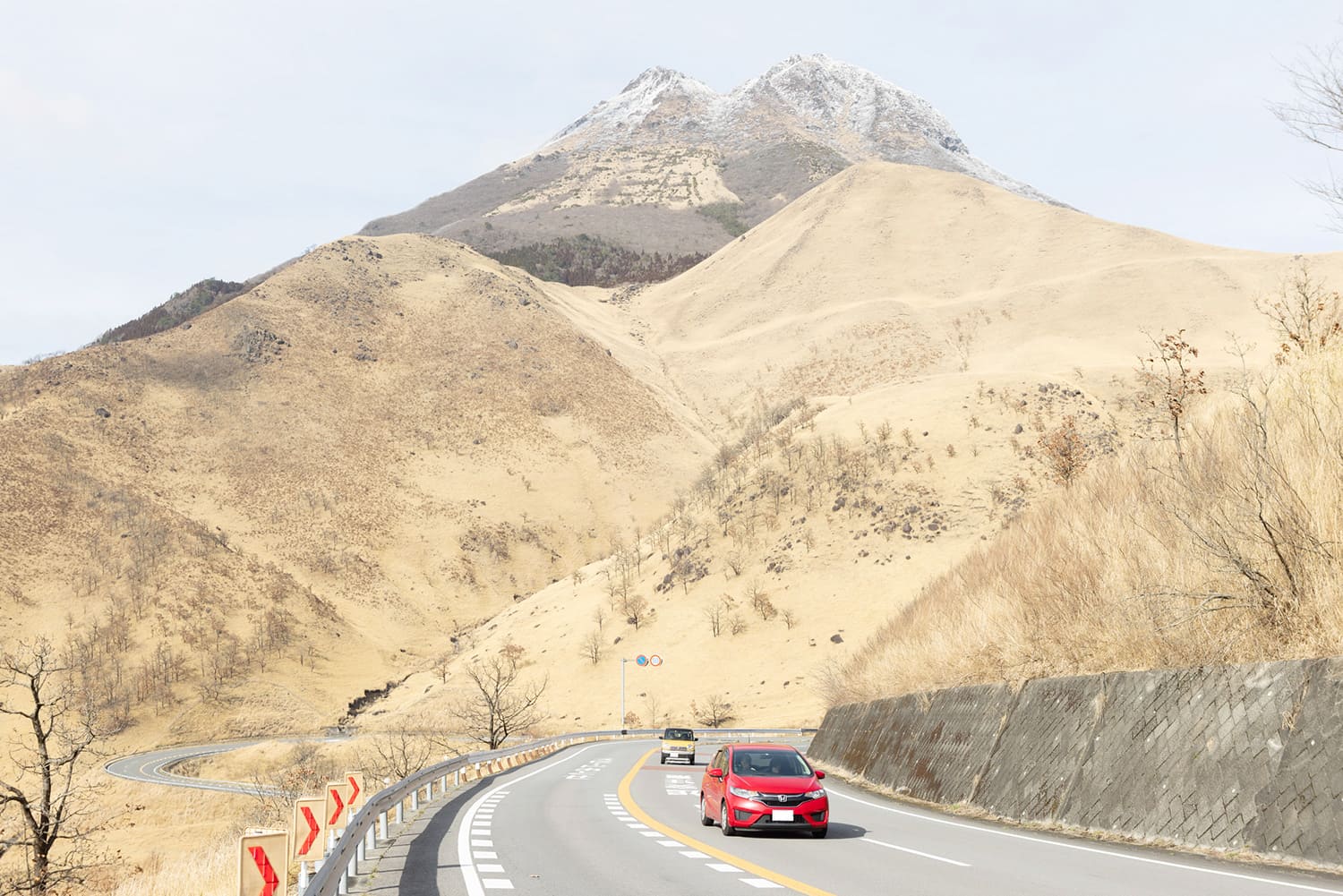 以由布山為背景，沿著山波高速公路行駛