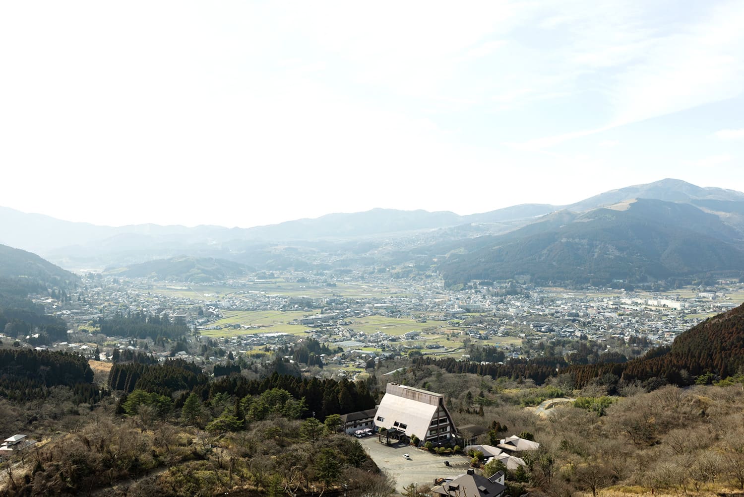 由布院盆地景觀。 視野很好，甚至能遠遠看到山脈
